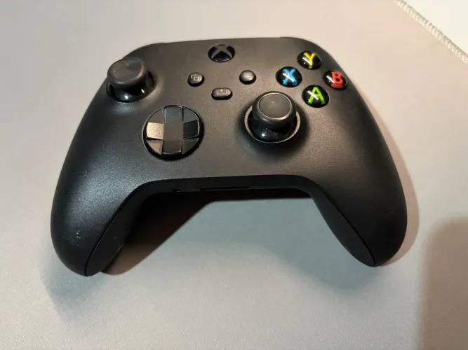 Controle Xbox One com botão afundado