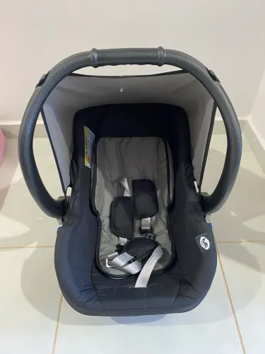 Conjunto carrinho de bebê e bebê conforto da marca tutti baby