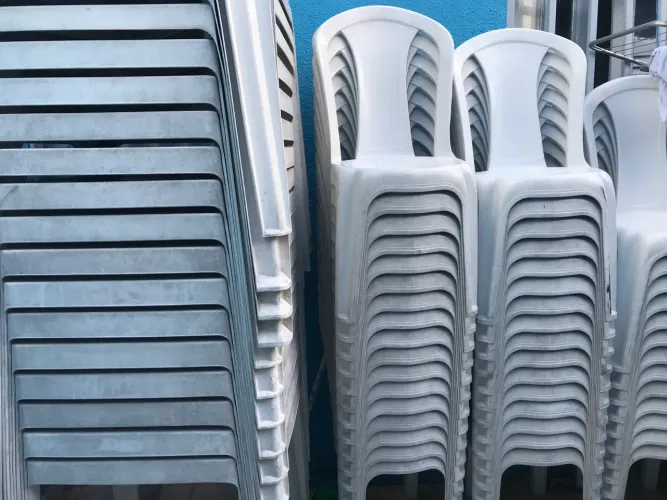 16 mesas e 46 cadeiras por apenas 2.000 reais
