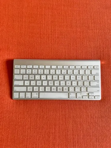 Teclado Apple Wireless Bluetooth A1314 | Funciona com 2 Pilhas AA