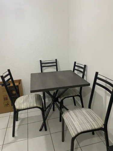 Mesa com 4 cadeiras