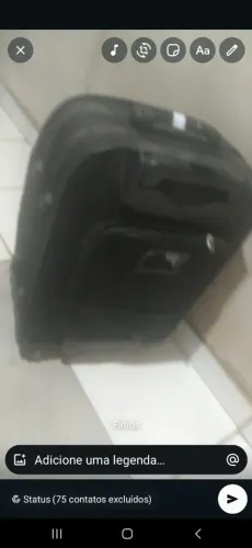 Vende se uma.mala.preta com.rodinhas.