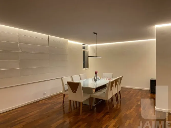 Apartamento reformado com 3 dormitórios, andar baixo e 2 vagas.