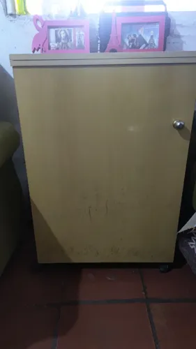 Vende máquina de costura antiga