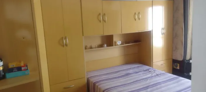 Guarda-roupa,  cor marfim ( sem a cama )