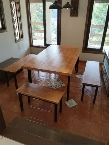 Mesa estilo industrial com tampo em madeira maciça