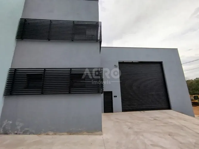 Barracão com 280m2 com porta elétrica para caminhões