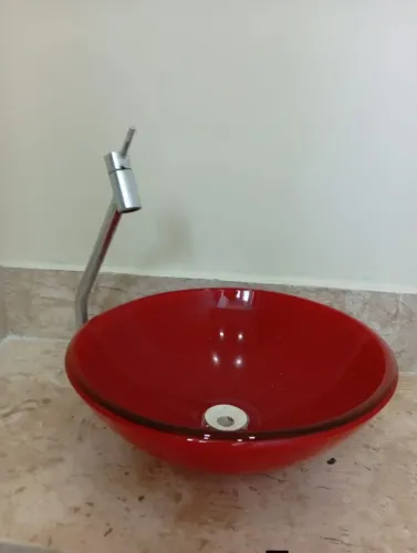 Vendo Cuba Vermelha com Torneira em Excelente Estado<br>Valor R$190,00