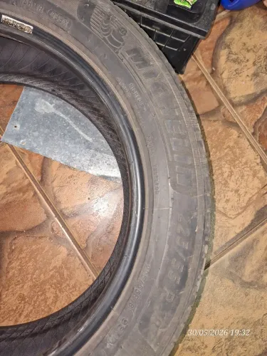 Par de pneus Michelin 225/55R18 meia vida.