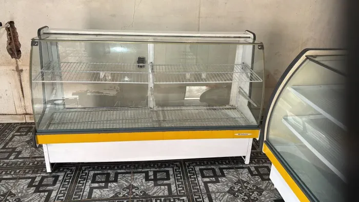 Vendo dois balcão um degelo e outro a seco por 3.000 mil tiver interessado *