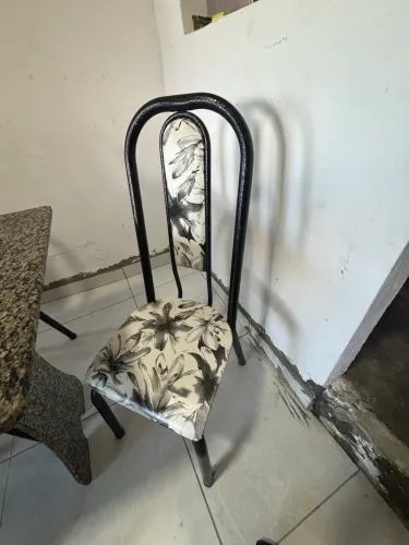 Mesa de mármore com 6 cadeiras 