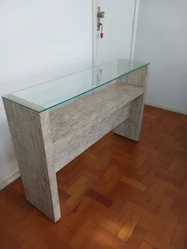 Aparador com tampo de vidro para sala.