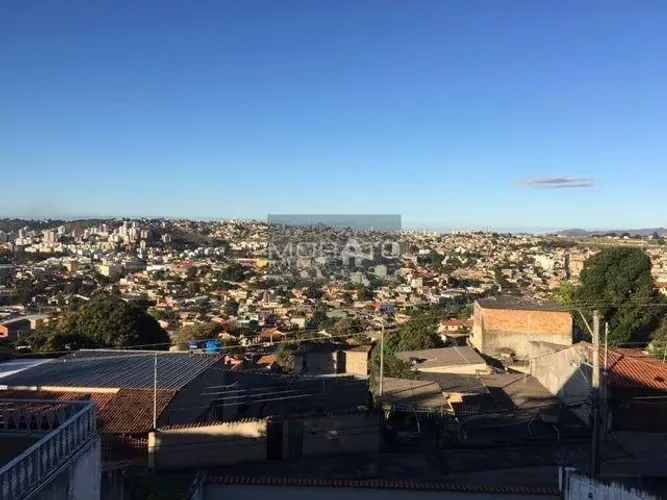 Casa com 3 quartos sendo 1 suíte com 8 vagas no bairro Nossa Senhora da Glória.