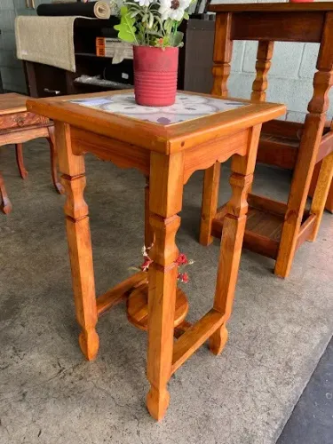 Mesa auxiliar cabeçeira em madeira de peroba rustica com cerâmica   