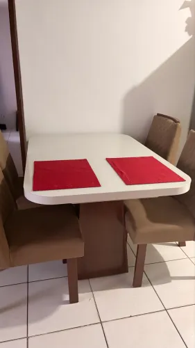 Mesa com 4 cadeiras 