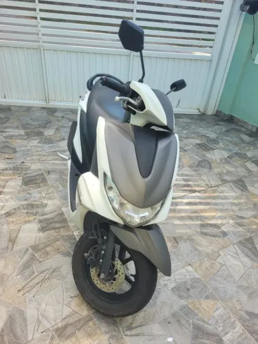 Yamaha Fluo 125 branca, única dona, chave reserva, manual