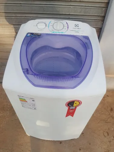 Vendo máquina de lavar Eletrolux 6k conservado 6 meses de garantia
