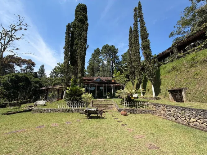 Sítio sofisticado com vista exuberante e natureza única