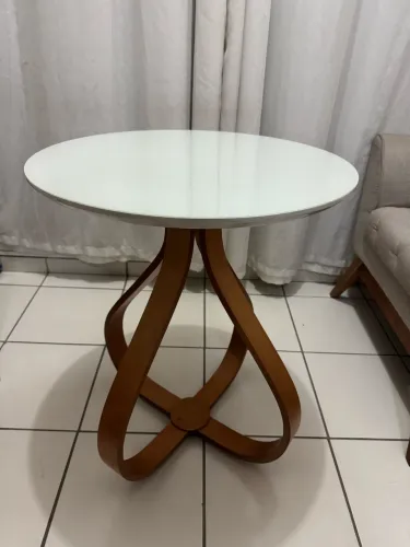 Mesa Lateral Redonda Off White com Base em Madeira