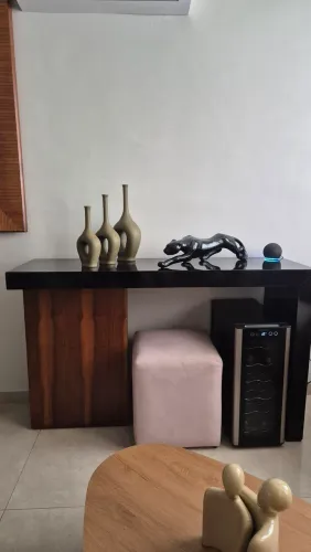 Móvel Aparador Imbuia com Laca Preta (Estilo Moderno)