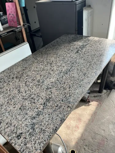Mesa de granito com estrutura de ferro 
