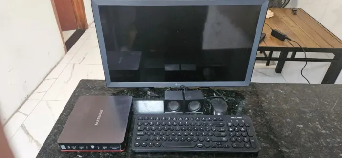 PC Desktop urban multilaser com monitor TV e acessorios - Intel I3 4GB SSD 120GB