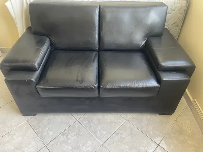 Sofá em couro preto toque a campainha