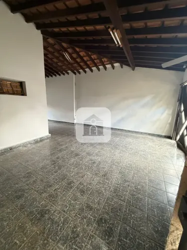 CASA AMPLA 04 QUARTOS BAIRRO CENTRO VENDA OU LOCAÇÃO