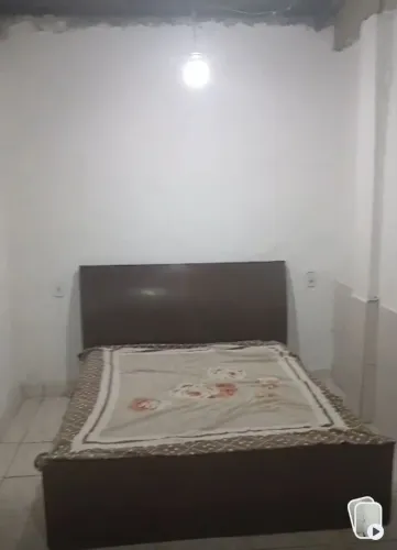 Cama de casal de madeira com colchão 