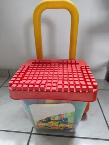 Peças de montar tipo Lego e de engenheiro