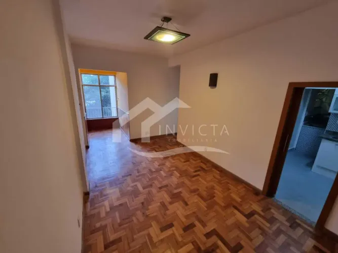 EXCELENTE APARTAMENTO RECÉM-REFORMADO COM 2 QUARTOS, SENDO 1 SUÍTE