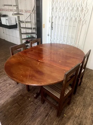 mesa de jantar redonda de madeira