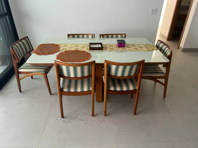 Mesa com 6 cadeiras base de madeira