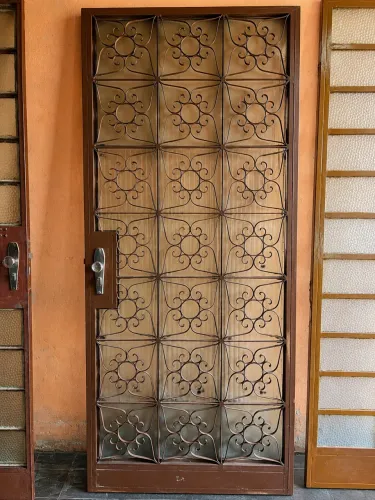 ? PORTA DE FERRO COM FECHADURA
