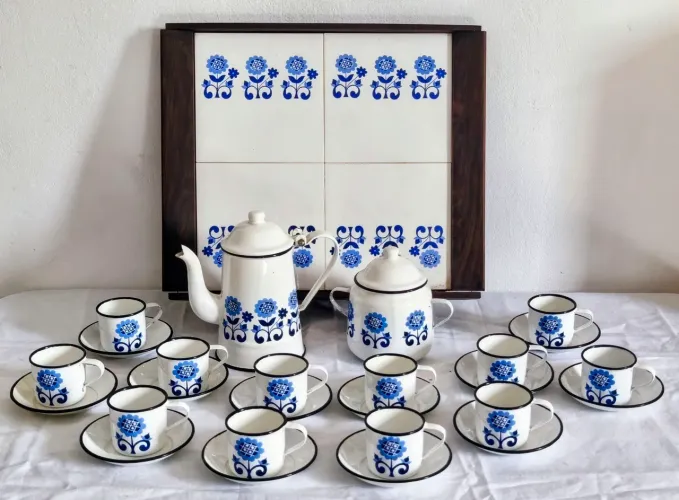 Raro conjunto antigo esmaltado de café para 12 pessoas ,bandeja madeira nobre ?