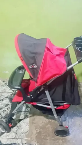 Carinho de bebê com marcas de uso por R$60,00