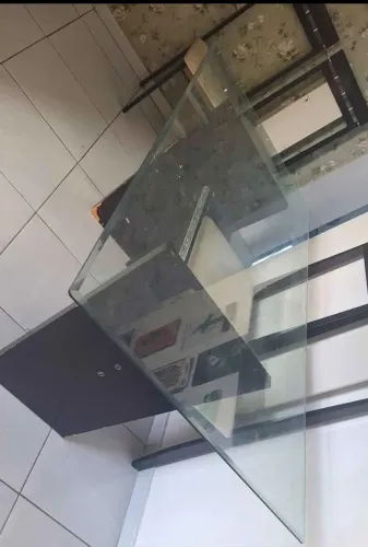 Apenas o tampo de vidro mede 1,60m por 80.5cm