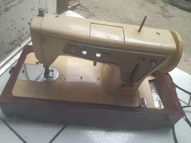 Maquina de costurar antiga