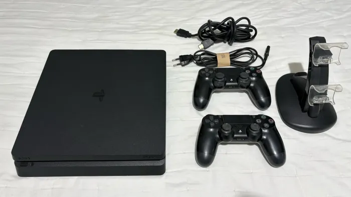 PS4 SLIM SONY MÍDIA FÍSICA E DIGITAL 1TB PRETO + 2 CONTROLES E BASE CARREGADORA