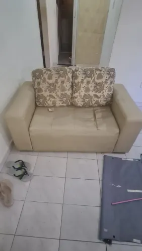 Sofá dois lugares.