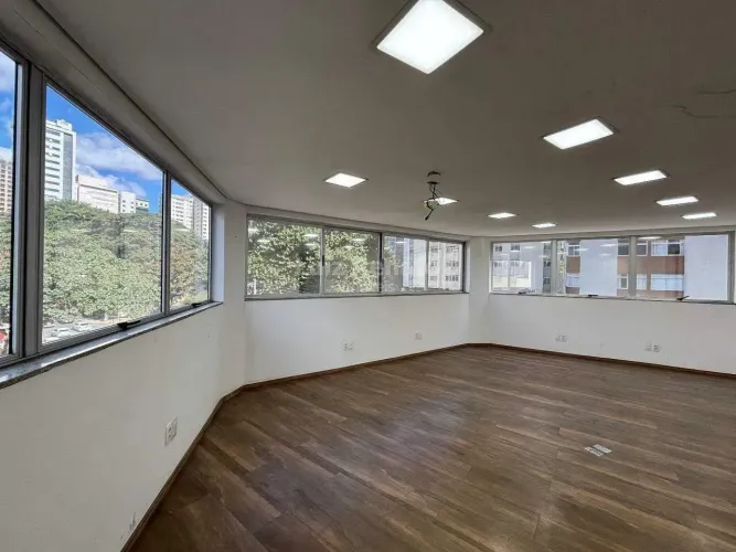 Oportunidade na Savassi: Prédio comercial com 5 andares e estrutura completa