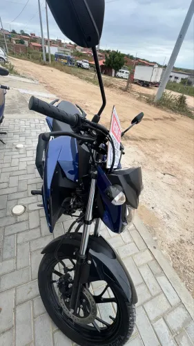 Vendo moto 2025 azul