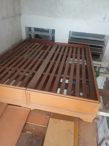 Cama de casal em madeira