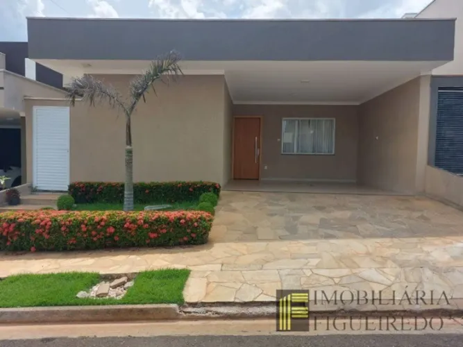 Vende se casa em condomínio 03 dormitórios e lazer completo. Aceita se financiamento.
