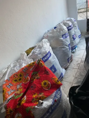Vendo fardo de roupas de ( Brechó) semi novos.
