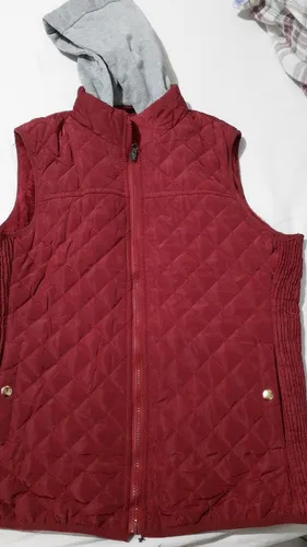 Colete vermelho com capuz removível 