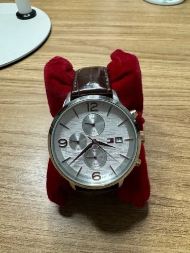 Relógio Tommy Hilfiger Analógico com Visor Branco e Pulseira de Couro Marrom