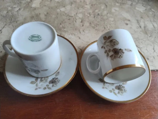 Jogo de xícara de cafe Renner com detalhe em dourado