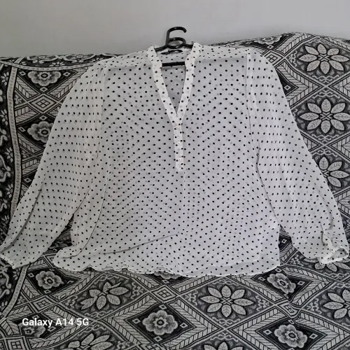 Blusa branca feminina de bolinhas, tamanho M