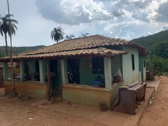 Sitio 7.000 m², 2 casas, área externa com paiol, pomar, terreno fértil, margem rio cipó.